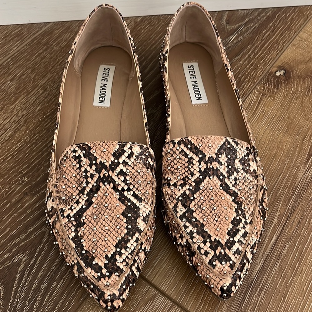 Steve Madden Feather snakeprint pointed loafers